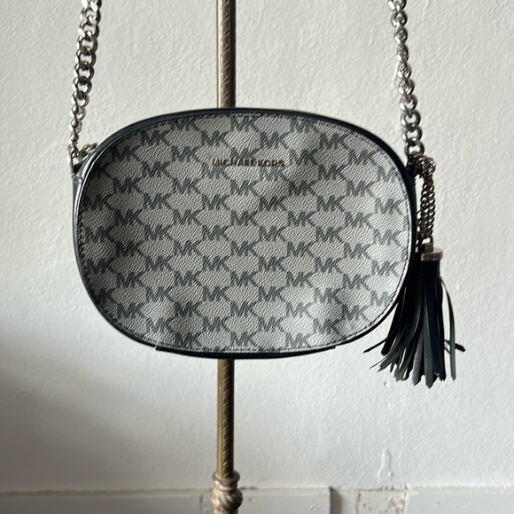 Michael Kors Ginny Medium Messenger Crossbody - Picture 1 of 6